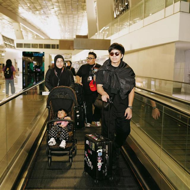 Atta Halilintar dan Aurel Hermansyah  Laksanakan Umroh Bersama, Jadi Kado Anniversary Terindah