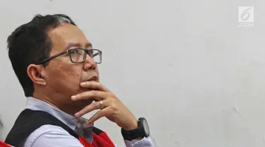 Mantan pelaksana tugas (Plt) Ketua Umum PSSI Joko Driyono mendengarkan keterangan saksi saat mengikuti sidang lanjutan kasus dugaan penghilangan barang bukti pengaturan skor di Pengadilan Negeri Jakarta Selatan, Jakarta, Selasa (28/5/2019). (Liputan6.com/Herman Zakharia)