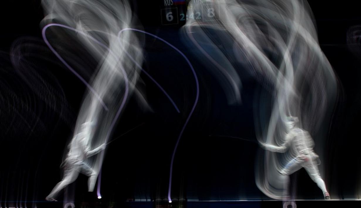 Atlet anggar Italia, Andrea Baldini (kiri) bertanding melawan atlet Rusia, Artur Akhmatkhuzin, dalam perebutan emas nomor tim Kejuaraan Dunia Anggar 2015 di Moscow, Rusia. (19/7/2015). (AFP PHOTO/KIRILL KUDRYAVTSEV)