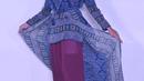 Model membawakan rancangan busana Muslim koleksi Itang Yunasz bertajuk Puspa Ragam Andalas dalam peragaan busana di Pusat Grosir Blok B Tanah Abang, Jakarta, Kamis (30/4/2015). (Liputan6.com/Herman Zakharia)
