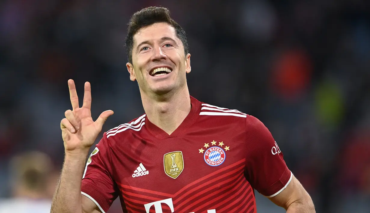Robert Lewandowski. Musim lalu ia berhasil menyabet penghargaan Golden Shoes dengan 41 gol. Musim ini bersama Bayern Munchen ia telah mencetak 13 gol di semua ajang. Rinciannya adalah 7 gol di Bundesliga, 2 gol di DFL Super-Cup dan 4 gol di Liga Champions. (AFP/Christof Stache)