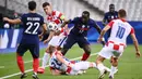 Gelandang Prancis, Moussa Sissoko, berebut bola dengan pemain Kroasia pada laga UEFA Nations League di Stade de France, Prancis, Rabu (9/9/2020) dini hari WIB. Prancis menang 4-2 atas Kroasia. (AFP/Franck Fife)