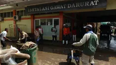 Aktivitas pembersihan sisa lumpur di RSUD dr Slamet akibat banjir bandang dari aliran sungai Cimanuk di Kabupaten Garut, Kamis (22/9). Sebagian besar pelayanan di RS itu terhenti, terutama yang berada di lantai satu (Liputan6.com/Johan Tallo)
