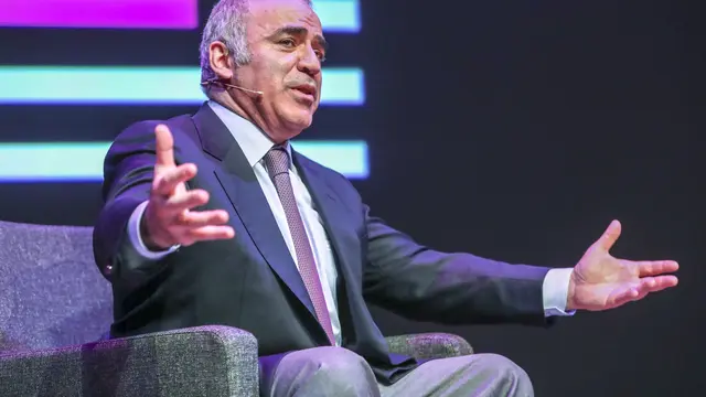 Mantan juara dunia catur asal Rusia, Garry Kasparov merupakan aktivis pro-demokrasi dan pimpinan Human Rights Foundation di New York.