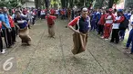Peserta lomba balap karung semarak 17-an Kemenkumham berusaha mencapai garis finish, Depok, Jumat (12/8). Kemenkumham gelar semarak 17 Agustusan untuk memperingati HUT RI ke-71. (Liputan6.com/Yoppy Renato)
