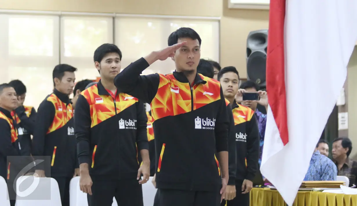Atlet bulu tangkis memberikan penghormatan kepada bendera Merah Putih saat upacara pelepasan tim Piala Sudirman 2017 di Cipayung, Jakarta, Sabtu (6/5). (Liputan6.com/Angga Yuniar)