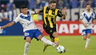 Pemain depan Velez Sarsfield #39, Imanol Machuca, dan pemain bertahan Penarol #20, Pedro Milans, berebut bola selama pertandingan babak pertama penyisihan grup Copa Libertadores antara Velez Sarsfield dari Argentina dan Penarol dari Uruguay di stadion Jose Amalfitani di Buenos Aires pada tanggal 2 April 2025. (JUAN MABROMATA/AFP)