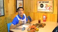 Ricky Harun telah membuktikan sendiri bisa makan gratis di Cut The Crab karena Galaxy Gift Indonesia.
