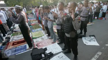 Anggota Brimob mengikuti salat Idul Fitri di depan Mapolresta Solo, Jawa Tengah, Rabu (6/7). Aksi bom bunuh diri di halaman Mapolresta Solo kemarin, tidak menyurutkan warga dan anggota untuk menunaikan ibadah salat Id di tempat tersebut. (Boy Harjanto)