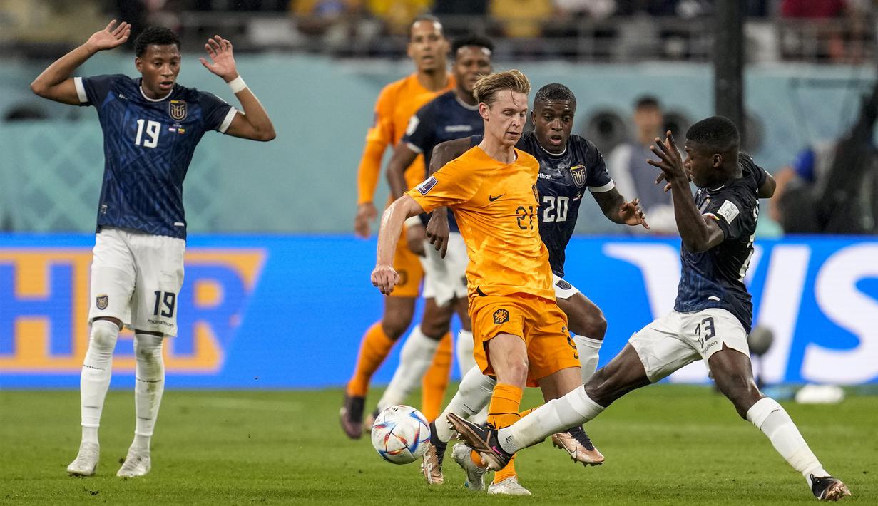 Belanda dan Ekuador harus puas berbagi angka di laga kedua Grup A Piala Dunia 2022. Hasil akhir 1-1 menghiasi papan skor di Khalifa International Stadium, Jumat (25/11/2022) malam WIB. (AP Photo/Natacha Pisarenko)