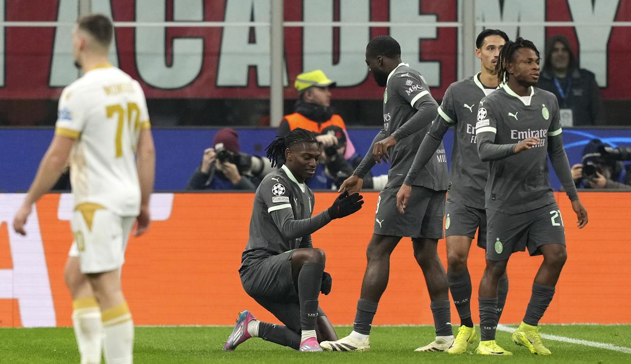 Pemain AC Milan merayakan gol yang dicetak oleh Rafael Leao ke gawang Red Star Belgrade pada laga Liga Champions 2024/2025 di San Siro, Milan, Italia, Kamis (12/12/2024) WIB. (AP Photo/Antonio Calanni)
