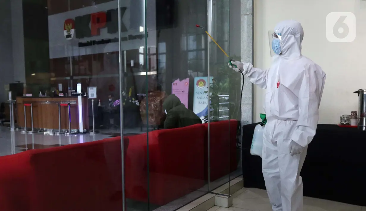 Petugas menyemprotkan cairan disinfektan di dalam Gedung Merah Putih KPK, Jakarta, Kamis (24/6/2021). KPK melakukan pembatasan kerja hingga Jumat (25/6) sebagai langkah tanggap pencegahan penyebaran virus Covid-19 setelah 36 pegawainya terkonfirmasi positif. (Liputan6.com/Helmi Fithriansyah)