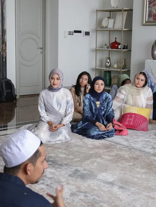Dicurigai tengah hamil anak pertama, aura wanita dengan nama lengkap Erina Sofia Gudono ini disebut makin terpancar, apalagi ketika tampil berhijab dan pamer senyuman manisnya. Pasalnya sudah bukan menjadi rahasia umum lagi jika seorang wanita disebut makin cantik ketika sedang mengandung buah hati. (Liputan6.com/IG/@erinagudono)