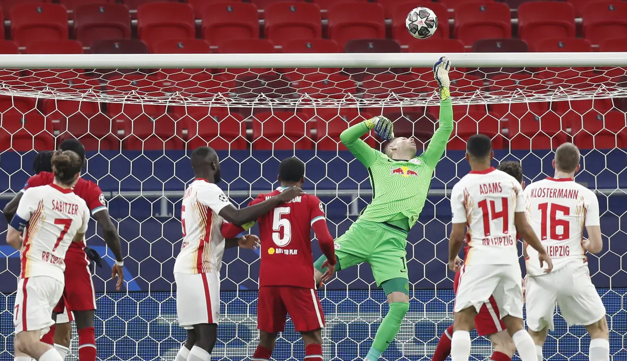 Kiper RB Leipzig, Peter Gulacsi menyelamatkan tendangan Diogo Jota dari Liverpool pada pertandingan leg kedua babak 16 besar Liga Champions di stadion Puskas Arena, Budapest, Hongaria, Kamis (11/3/2021). Liverpool unggul secara agregat dengan skor 4-0 . (AP Photo/Laszlo Balogh)