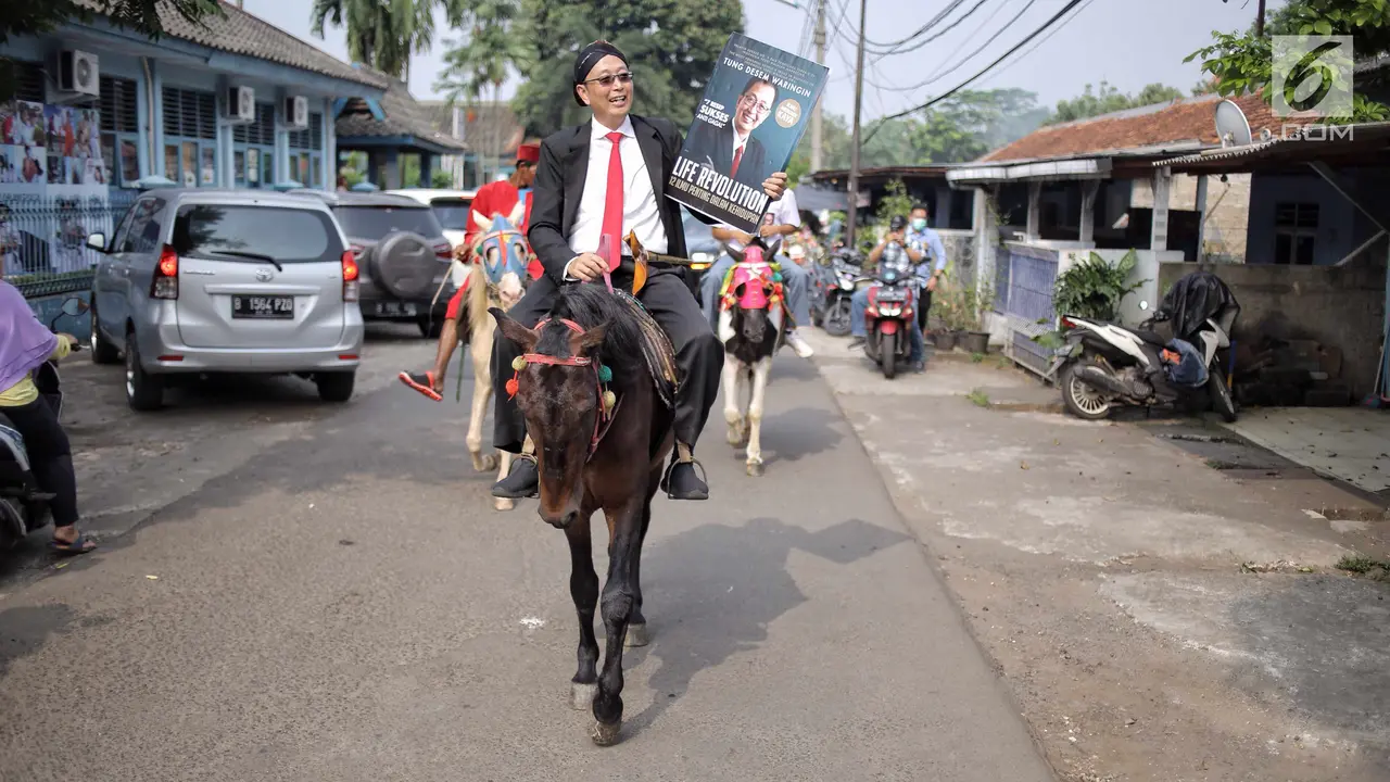 Promosi Buku, Tung Desem Waringin Berkuda di Jalanan