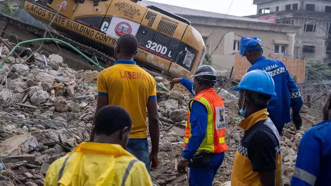 Petugas penyelamat membersihkan puing-puing di gedung yang runtuh di Lagos, Nigeria, Minggu, 4 September 2022. (Africanews/Benson Ibeabuchi/AFP)