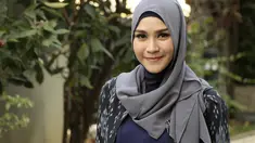 Simple, praktis namun tetap elegan, usai mengaplikasikan daily hijab simple ini.