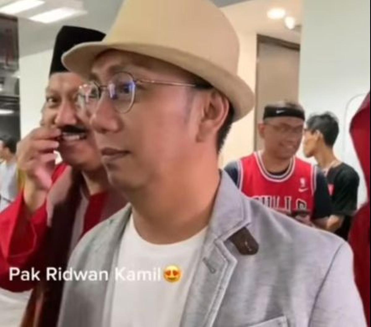 Gaya Ridwan Kamil yang selalu mengenakan blazzer dan topi juga ikut diperagakan dalam ulang tahun kantor satu ini. Salah seorang karyawan mengenakan blazzer berwarna abu-abu sembari menakai topi di kepala.
