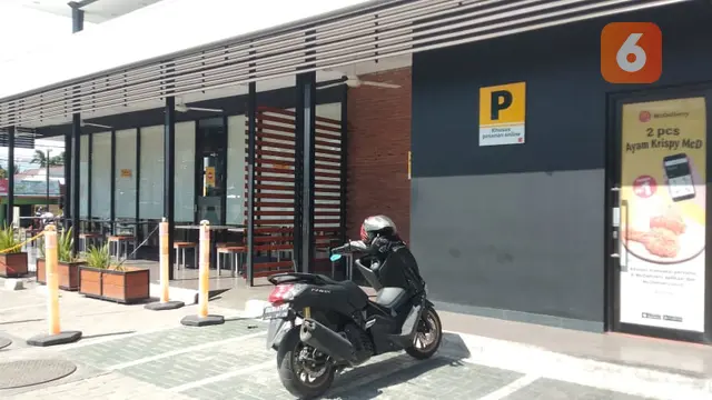 Gerai McDonald's Gorontalo tampak sepi dari pengunjung setelah BTS meal Dirilis (Arfandi/Liputan6.com)
