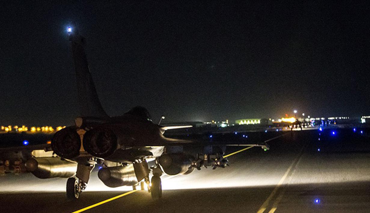 Pesawat tempur Prancis bersiap lepas landas dari lokasi yang dirahasiakan menuju Suriah (16/11). Prancis akan melakukan penyerangan ke ISIS sebagai tindakan Prancis menanggapi aksi penyerangan di Paris yang menewaskan lebih dari 130 orang. (REUTERS/ECPAD)