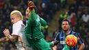 Kiper Internazionale, Samir Handanovic melakukan duel dengan pemain AS Roma, Radja Nainggolan pada laga Serie A di Stadion San Siro, Itali, Sabtu (31/10/2015). (EPA/Mateo Bazzi)