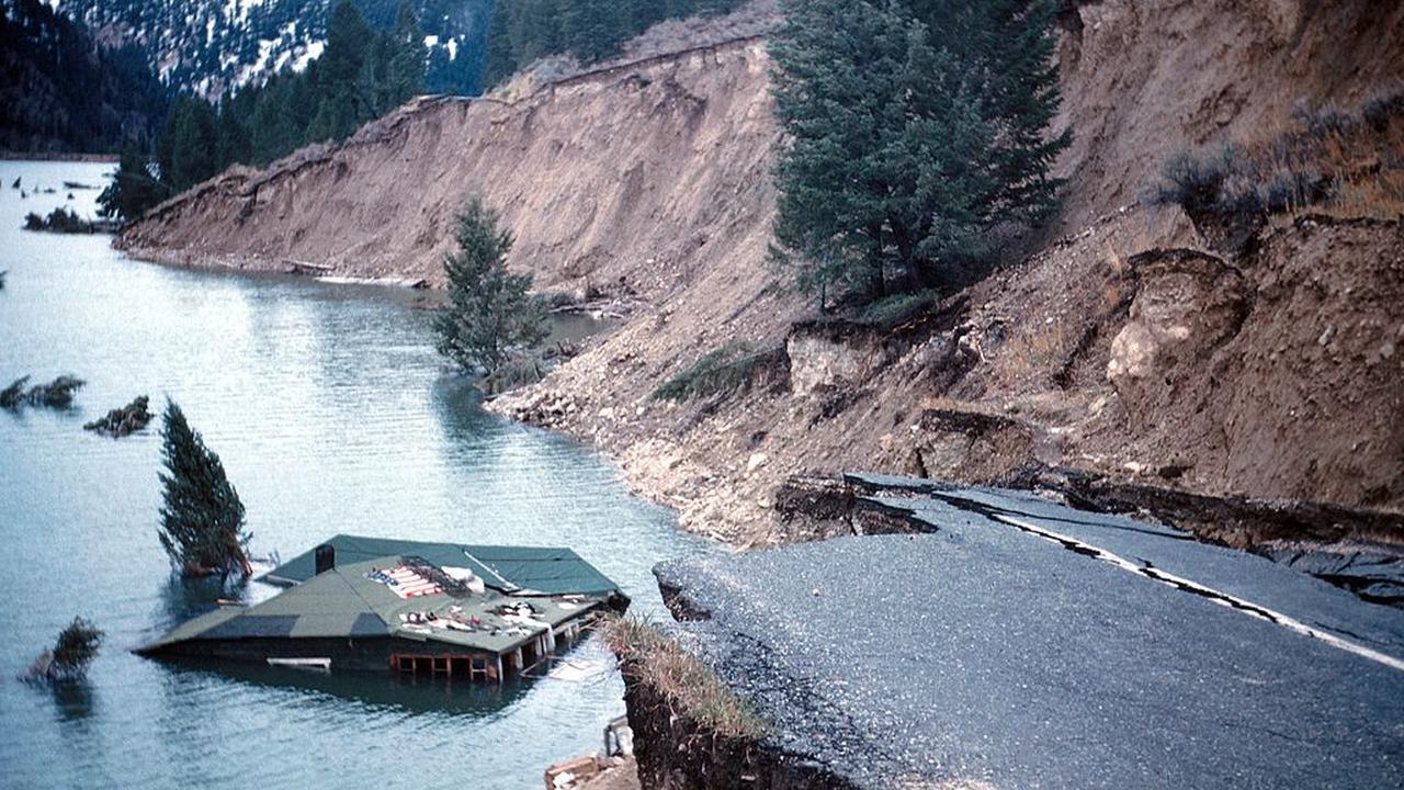 Pada 17 Agustus 1959, gempa dengan kekuatan 7,3 skala Richter mengguncang Montana, di dekat Taman Nasional Yellowstone, Amerika Serikat.