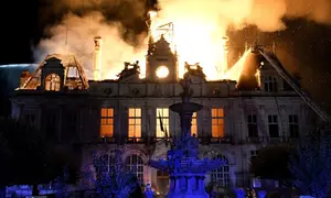 Balai kota bersejarah yang dibangun pada Abad ke-19 di Limoges, Prancis, dibakar saat kerusuhan melanda negara tersebut pada Sabtu (17/10/2026). (Dok. PASCAL LACHENAUD/AFP)