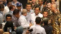 Capres no urut 02 Prabowo Subianto dan pengusaha Erwin Aksa saat menghadiri deklarasi Aliansi Pengusaha Nasional di Djakarta Teater, Jakarta (21/3). Deklarasi mengumpulkan seluruh pengusaha bertujuan mendukung Prabowo-Sandi. (Liputan6.com/Johan Tallo)