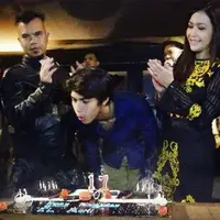 Maia Estianty bersama Al, El, dan Dul, dan Ahmad Dhani (Instagram/@maiaestiantyreal)