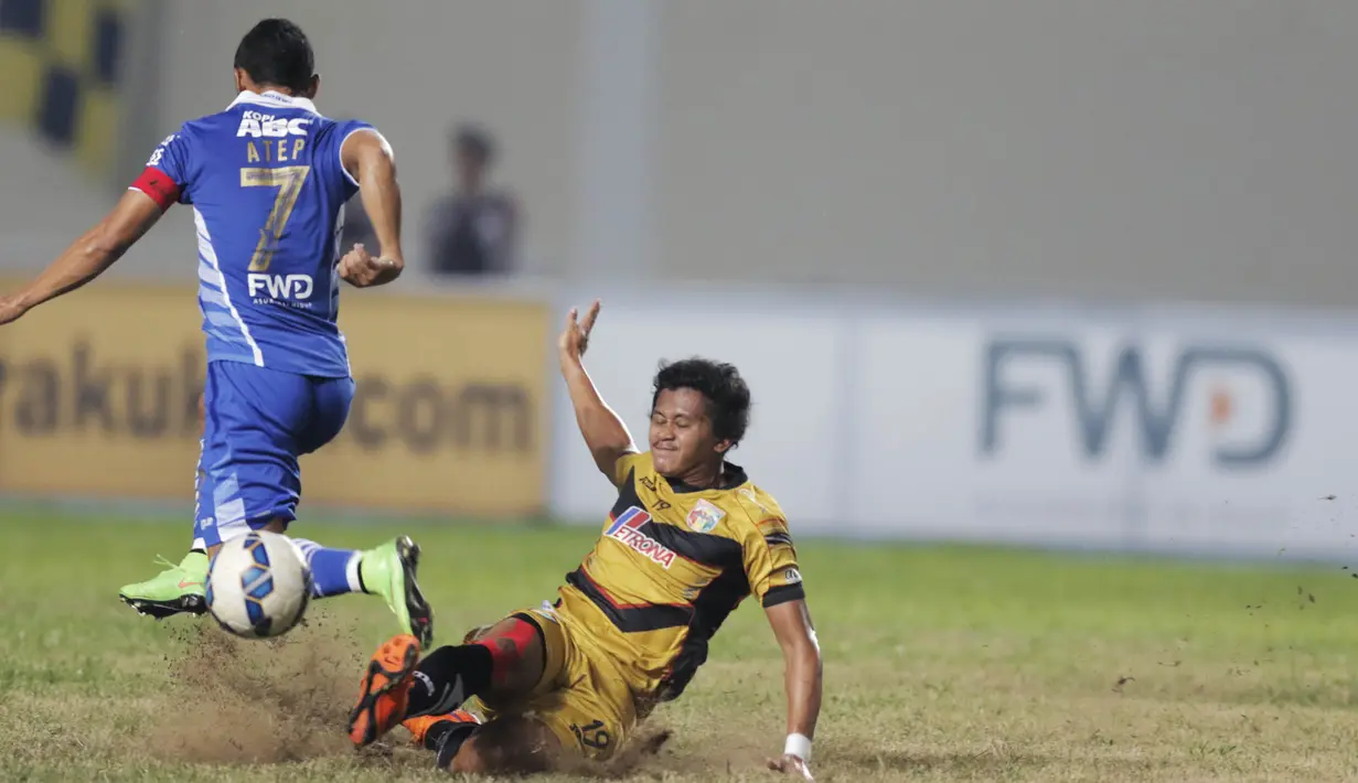 Pemain Mitra Kukar, Rizky Pellu menekel pemain Persib, Atep pada leg pertama babak semi final Piala Presiden di Stadion Aji Imbut, Tenggarong,Minggu (4/10/2015). (Bola.com/Vitalis Yogi Trisna) 