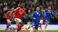 Marc Cucurella mencoba menutup pergerakan Dode Lukebakio di pertandingan Chelsea vs Benfica (AP Photo/Kin Cheung)