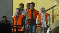 Hakim PN Tipikor Bengkulu nonaktif Dewi Suryana (kiri) bersama Syuhadatul Islamy (kanan) serta panitera pengganti, Hendra Kurniawan usai menjalani pemeriksaan lanjutan di Gedung KPK, Jakarta, Senin (25/9). (Liputan6.com/Helmi Fithriansyah)
