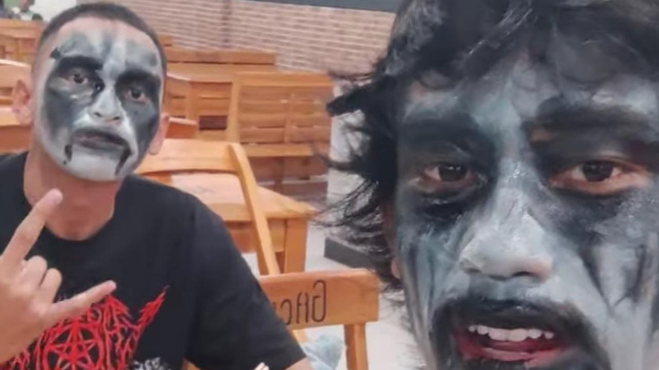 Momen Dua Cowok Berdandan Seram Pulang dari Acara Musik Black Metal, Mengejutkan Pilihan Makanan Favoritnya