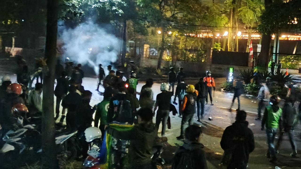 Massa aksi masih bertahan di depan gedung DPRD Jabar