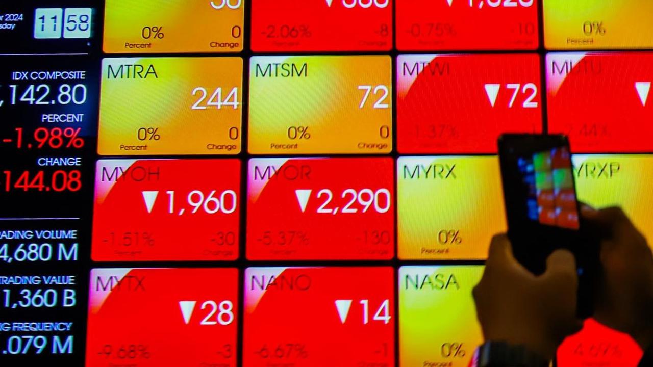 Pengunjung mengambil gambar layar monitor yang memperlihatkan pergerakan indeks di Bursa Efek Indonesia, Jakarta, Selasa (16/4/2024). Indeks Harga Saham Gabungan (IHSG) pada pembukaan perdagangan pagi ini pascalibur panjang Lebaran berada di zona merah. L