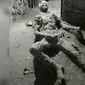 Korban letusan Gunung Vesuvius ini tewas pada tahun 79 Masehi. Netizen menilai pria tersebut tengah melakukan masturbasi di detik-detik kematiannya (Instagram/@pompeii_parco_archeologico)