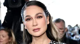 Luna Maya menghadiri Michael Kors Collection Fall/Winter 2023 Runway Show di New York City, Amerika Serikat, 15 Februari 2023. Rambut panjang Luna Maya dibiarkan tergerai indah dan tampak tertata rapi, sementara untuk riasan wanita kelahiran Denpasar ini memilih makeup flawless. (Jamie McCarthy/Getty Images for Michael Kors/AFP)