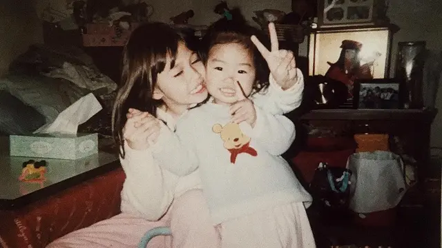 Potret Masa Kecil 6 Artis Wanita dengan Saudara Perempuannya, Menggemaskan