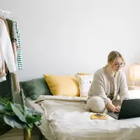 Usahakan ada jendela di kamar tidurmu yang memudahkan akses sinar matahari masuk. Dengan begini, kamar tidur yang sempit tidak akan terasa terlalu sesak./Copyright pexels.com/@ivan-samkov