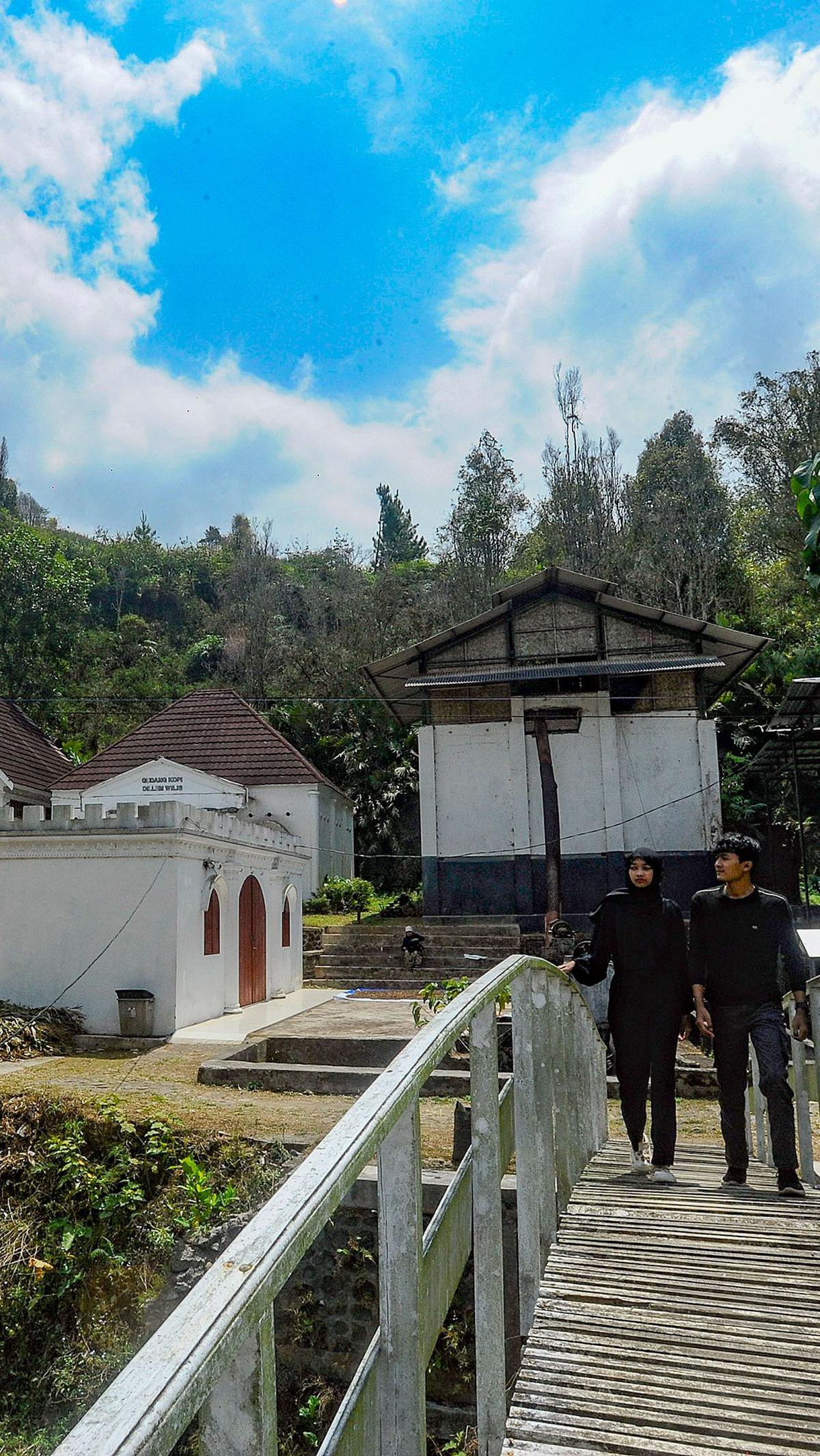 Tempat pengolahan kopi dari zaman Belanda itu dikelilingi perkebunan di kawasan lereng gunung Wilis di Desa Dompyong, Bendungan Kab. Trenggalek.