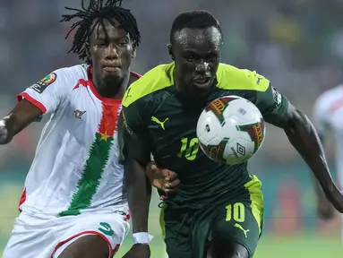 Senegal sukses melangkah ke final Piala Afrika 2021 usai mengalahkan Burkina Faso di Ahmadou Ahidjo Stadium, Yaounde, Kamis (3/2/2022) dini hari WIB. Penyerang Liverpool, Sadio Mane jadi aktor penting usai tampil gemilang pada laga tersebut. (AFP/Kenzo Tribouillard)