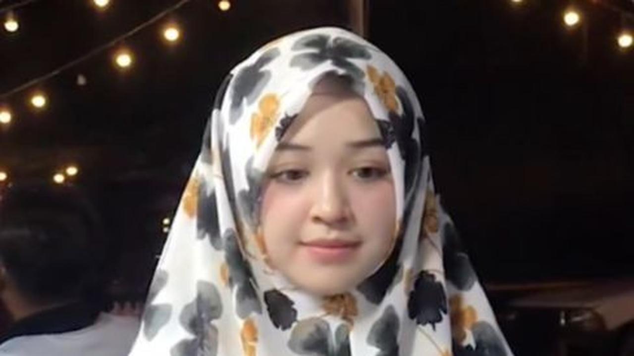 Cantiknya Kebangetan, Potret Cewek Berhijab Jualan Lemang di Pinggir Jalan Bak Artis Dimintai Foto sama Pembeli