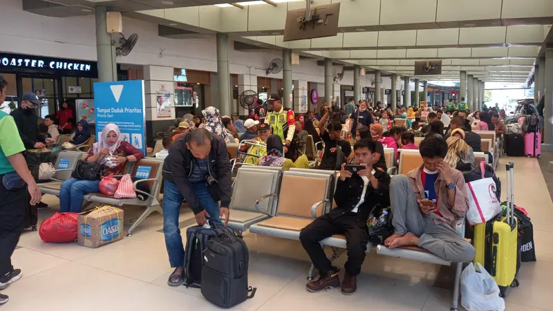 Situasi Stasiun Pasar Senen, Jakarta Pusat, yang sudah mulai ramai oleh pemudik.