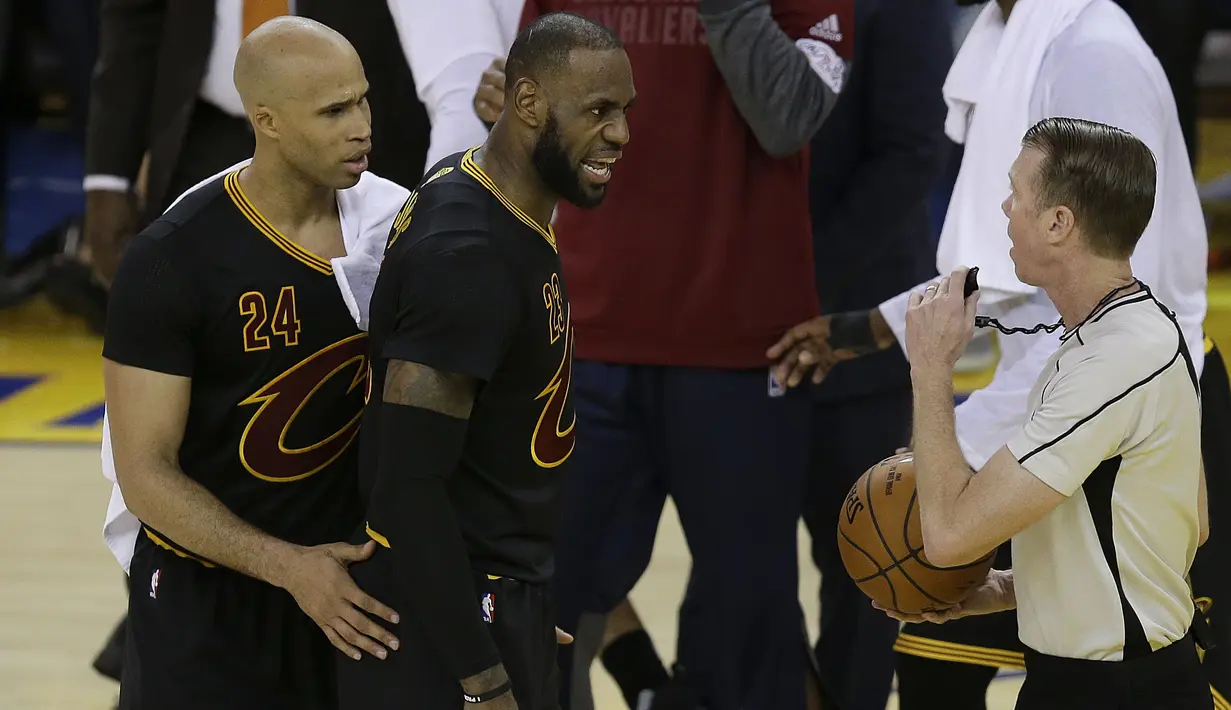 LeBron James melakukan protes kepada wasit saat laga final NBA 2017 melawan Warriors di Oracle Arena, Oakland, (12/6/2017). Warriors menang 129-120. (AP/Ben Margot)