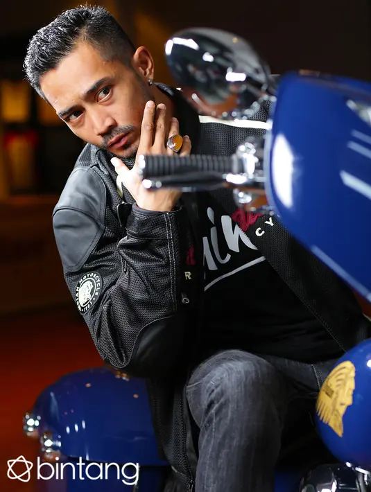 Kini kemana pun pergi, Yama selalu membawa batu. Yama senang pemerintah di daerah sudah mulai inisiatif untuk melindungi kekayaan batu akik mereka. (Galih W. Satria/Bintang.com)