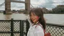 Tampil stylish, Amel Carla yang tampil semakin dewasa ini menuai banyak pujian. Berfoto dengan latar belakangan jembatan London yang terkenal, Amel terlihat menawan dengan kemeja putih terlihat terbuat dari kain brokat. (Liputan6.com/IG/@amelcarla)