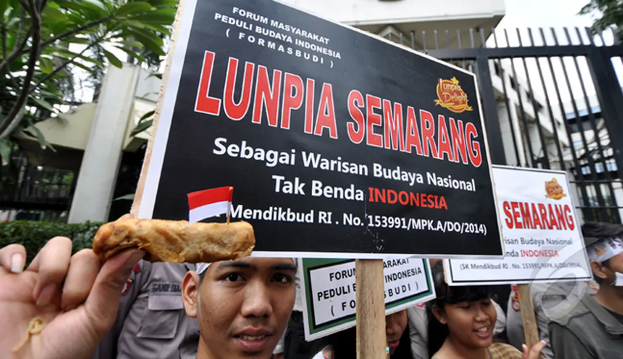 Seorang Aktivis menunjukan makanan khas semarang Lumpia kepada wartawan, Jakarta, Jumat (20/2/2015). Aktivis Semarang menggelar aksi memprotes makanan khas Kota Semarang Lumpia yang diklaim sebagai produk Malaysia. (Liputan6.com/Faizal Fanani)
