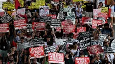 Ratusan pengunjuk rasa berbaris dalam sebuah demonstrasi untuk memperingati 38 tahun "People Power", di Epifanio de los Santos Avenue, Quezon City pada tanggal 25 Februari 2024. (JAM STA ROSA/AFP)