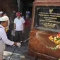 Wali Kota Denpasar IB Rai Dharmawijaya Mantra secara langsung memimpin penyemprotan disinfektan di Pasar Badung, Minggu (15/3/2020). (Ist)