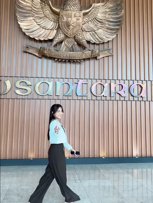 Fuji kenakan outfit formal. Ia memilih nuansa coklat untuk tampilan busananya. [Foto: instagram/ Fuji]